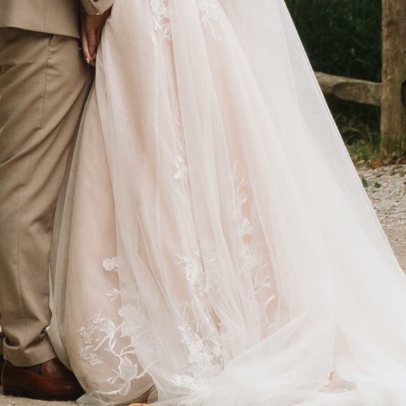 Wedding Dress - SIZE 2, fits XXS-S w/ pearl-detail shawl and elbow-length veil - Picture 5 of 9